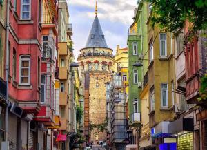 伊斯坦布尔Golden Stay Boutique Hotel Taksim的街道中间有塔的建筑