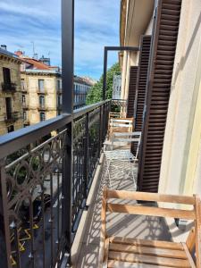 圣塞瓦斯蒂安乔琪纳酒店的大楼内的阳台配有2张木制长椅