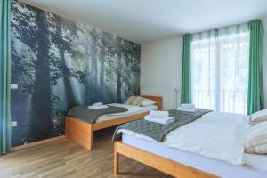Podjelje伯祖卡耶尔卡酒店的卧室内的两张床,墙上有绘画作品