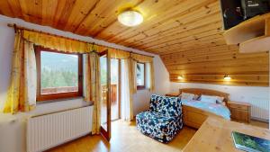 索尔察瓦Tourist farm Gradišnik的一间卧室,卧室内配有一张床和一把椅子