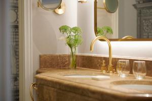 马德里The Westin Palace, Madrid的浴室设有水槽和花瓶