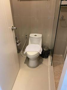 Ban Bo KhaemAD Resort Cha-am/Huahin by room951的浴室位于隔间内,设有白色卫生间。