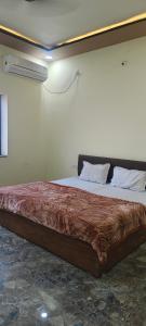 AmbikāpurBharat hotel的一张大床,位于一间有防空功能的房间