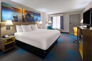 道格拉斯维尔道格拉斯维尔亚特兰大费尔伯恩路戴斯酒店的配有一张床和一台平面电视的酒店客房