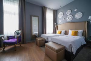布拉格布拉格987设计酒店的酒店客房,配有两张床和椅子