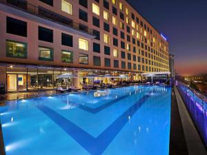 浦那普纳维曼娜格路诺沃酒店的大楼前的大型游泳池