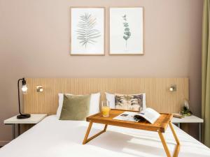 迈松阿尔福巴黎迈松阿尔福阿德吉奥阿克瑟斯公寓式酒店的一间卧室配有一张桌子和一张床铺
