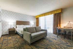 圣地亚哥贝斯特韦斯特海边酒店的酒店客房配有一张床、一张沙发和一张书桌。