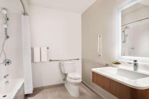 新不伦瑞克新布伦兹维克凯悦酒店的白色的浴室设有卫生间和水槽。