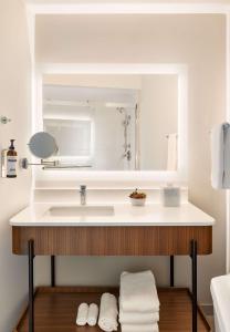 新不伦瑞克新布伦兹维克凯悦酒店的一间带水槽和镜子的浴室