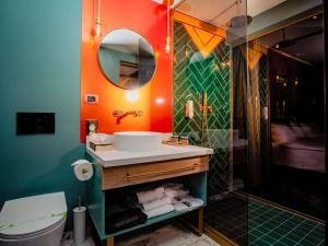 蒂米什瓦拉Mercure Timisoara的一间带水槽和镜子的浴室
