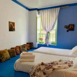 迈伊斯蒂Mediterraneo Hotel的蓝色客房,配有带毛巾的床