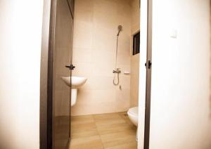GodomèAppartement meublé type T2的一间带卫生间和淋浴的浴室