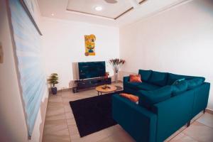 GodomèAppartement meublé type T2的客厅配有蓝色的沙发和电视