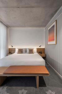 阿德莱德Vibe Hotel Adelaide的一间卧室配有一张大床和一张桌子