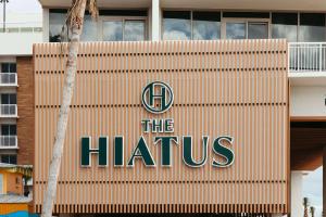 克利尔沃特The Hiatus Clearwater Beach, Curio Collection By Hilton的上面有hirus标志的建筑