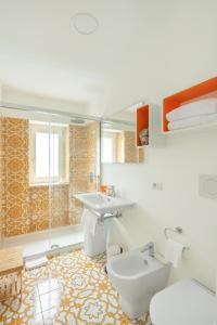卡普里Casa Levante Luxury Apartments Capri的一间带卫生间和水槽的浴室