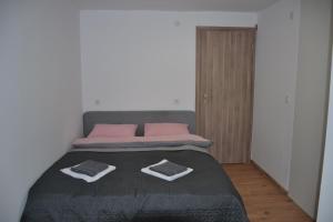 维丁stylish three bed condo的卧室配有一张带粉红色枕头的大床