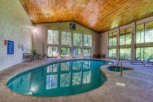 鸽子谷Pool-Pinecrest Townhomes-3 UNITS-6Bed7 5Bath的一座带天花板的建筑中的游泳池