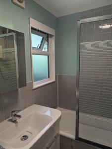陶因Springside Chalet20的一间带水槽和淋浴的浴室