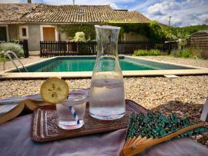 Lachapelle-sous-AubenasLa Petite Grange, pour un séjour écolo-chic !的一瓶水和一杯柠檬水