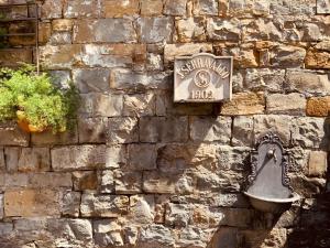 的里雅斯特Le Residenze dei Serravallo的石墙边的钟