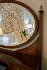 班特里海景小屋酒店的镜子中的一张镜子