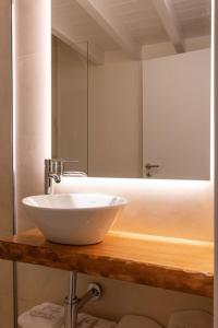 查韦斯Alojamento Porta14.3的浴室设有白色水槽和镜子