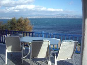 皮索利瓦迪Καραμπεικο的俯瞰大海的阳台配有桌椅