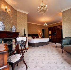 班特里海景小屋酒店的一间卧室配有一张床、一张桌子和一把椅子