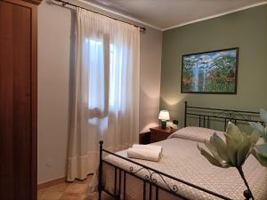 托里诺迪桑格罗Il Melograno的一间卧室设有一张床和一个窗口