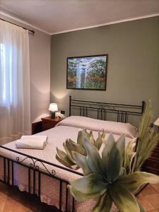 托里诺迪桑格罗Il Melograno的一间卧室,床上有植物