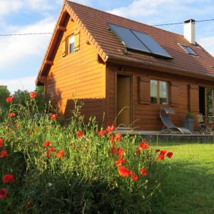 栋济Maison écoresponsable classée 3 étoiles avec son jardin clos的屋顶上设有太阳能电池板的房子