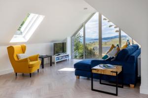 格伦加里夫Patch House Glengarriff的客厅配有蓝色的沙发和黄色的椅子