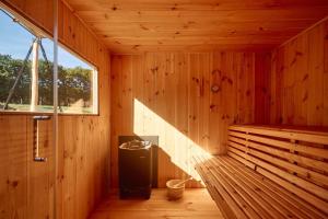 BraLe Domaine de Bra的木制客房,设有窗户和桑拿浴室