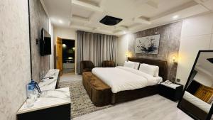 锡卡都Qayam Skardu的酒店客房设有一张大床和一台电视。