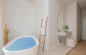 马卡尔斯卡Villa Rosemary 2的浴室配有白色浴缸和镜子