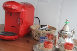 塞内斯德拉韦加Apartamentos Vado - Ruta de la Sierra的红色的烤面包机和桌子上的两个篮子