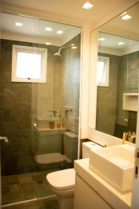 圣保罗Multihouse Moderno Apartamento na Av. Paulista的带淋浴、卫生间和盥洗盆的浴室