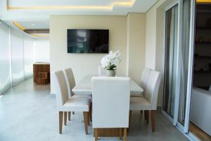 圣保罗Multihouse Moderno Apartamento na Av. Paulista的白色的用餐室配有白色的桌椅