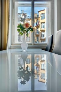 布拉格老城广场公寓的窗前桌子上花的花瓶