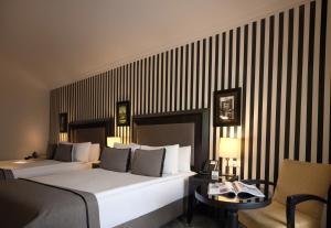 伊斯坦布尔塔克西姆阿旺嘉德酒店的酒店客房带一张床、一张桌子和椅子