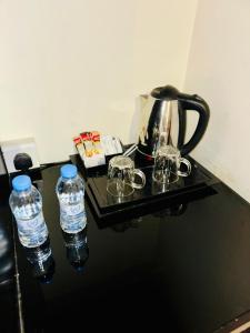 吉达Durrat Palesttine - Al Fayhaa的茶壶和桌子上的2瓶水