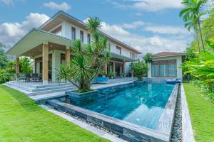 岘港Danang Amazing Ocean Villas的别墅前设有游泳池