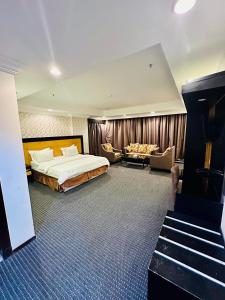 吉达Durrat Palesttine - Al Fayhaa的酒店客房,配有床和沙发