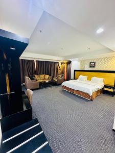 吉达Durrat Palesttine - Al Fayhaa的酒店客房,配有床和沙发