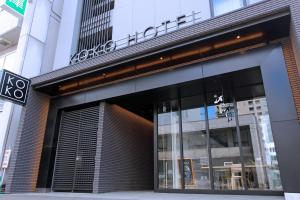 札幌KOKO HOTEL Sapporo Odori的城市街道上建筑物前面的商店