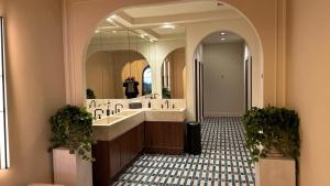 阿维拉瓦尔德拉巴内斯皇宫酒店的一间带两个盥洗盆和大镜子的浴室
