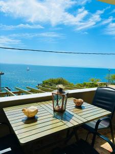 斯卡拉马里昂Manti的海景阳台上的桌子