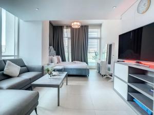 迪拜Key View - Hilliana Tower的带沙发、床和电视的客厅